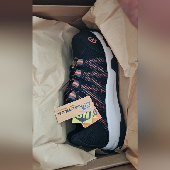 Nautilus Safety FootwearAccelerator Black Carbon Toe - Picture 8 of 9